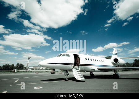 Jet d'affaires Falcon 2000 est en attente pour les passagers et prêt à aller Banque D'Images