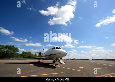 Jet d'affaires Falcon 2000 est en attente pour les passagers et prêt à aller Banque D'Images