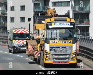 Un groupe de Searle Volvo FH16 unité tracteur tractant une remorque-engin Nooteboom portant un W M Plant Hire Caterpillar CAT 345C excavatrice longue portée Banque D'Images