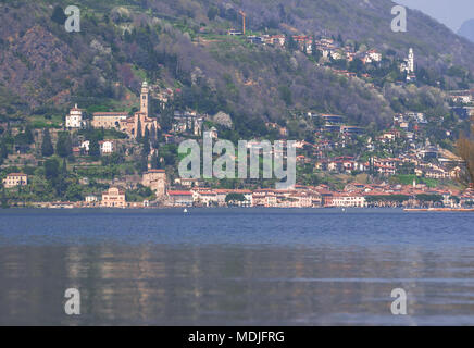 Morcote Swiss village médiéval photographié à partir de la partie italienne du lac de Lugano Banque D'Images