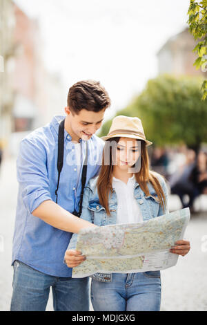 Smiling couple with map dans la ville Banque D'Images