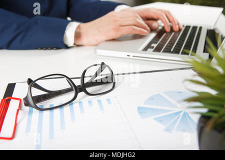 Businessman working at computer in office. Portrait d'homme avec des papiers de travail comptable Banque D'Images