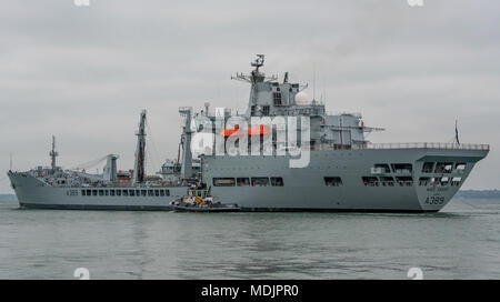 La Royal Fleet Auxiliary reconstitution tanker Wave Knight (A389), au départ de la base navale de Portsmouth, Royaume-Uni le 3 juin 2016 pour le déploiement des Caraïbes. Banque D'Images