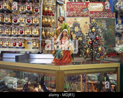 Sainte Famille de figurines et autres décorations de Noël sur l'affichage à un magasin à Tarpon Springs, Florida, USA, 2017 © Katharine Andriotis Banque D'Images