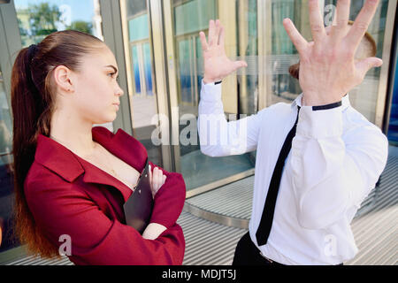 Querelle bruyante avec le chef de l'employé de bureau. Un homme crie à une femme. Cri du directeur. Banque D'Images