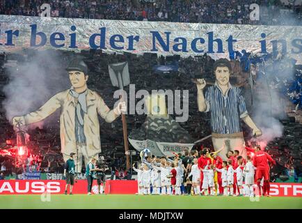 Gelsenkirchen, Allemagne. 18 avr, 2018. Début de l'equipes en face de la Nordkurve avec une chorégraphie sur les mineurs et le trophée de la DFB Pokal, fonction, Football DFB Pokal, demi-finale, le FC Schalke 04 (GE) - l'Eintracht Francfort (F), le 18.04.2018 à Gelsenkirchen, Allemagne. Utilisation dans le monde entier | Credit : dpa/Alamy Live News Banque D'Images