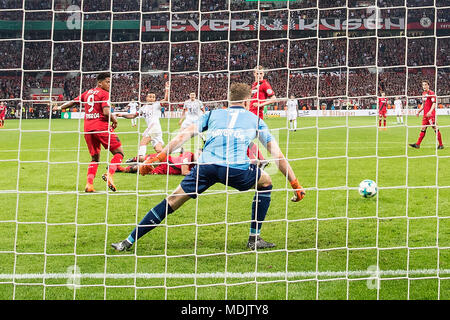 Leverkusen, Allemagne. 17 avr, 2018. jubilation THIAGO 2.De gauche à droite (M) l'objectif de 1 : 4, action, contre Leon BAILEY l. (LEV) et le gardien Bernd LENO (LEV), Football DFB Pokal, demi-finale, Bayer 04 Leverkusen (LEV) - FC Bayern Munich (M), le 17/04/2018 à Leverkusen/Allemagne. Utilisation dans le monde entier | Credit : dpa/Alamy Live News Banque D'Images