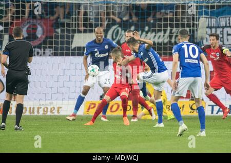 Gelsenkirchen, Allemagne. 18 avr, 2018. Franco di Santo (GE/3e vr/No 9) marque un but dans l'après-jeu, l'arbitre Robert HARTMANN l. ne donne pas, action, Football DFB Pokal, demi-finale, le FC Schalke 04 (GE) - l'Eintracht Francfort (F) 0 : 1, le 18/04/2018 à Gelsenkirchen, Allemagne. Utilisation dans le monde entier | Credit : dpa/Alamy Live News Banque D'Images