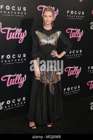 Los Angeles, CALIFORNIE, États-Unis. 18 avril 2018. 18 avril 2018 - Los Angeles, Californie - Charlize Theron. ''Tully'' Los Angeles première au Regal Cinemas L.A. Live. Crédit photo : F. Sadou/AdMedia Banque D'Images