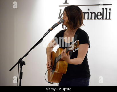 Naples, Italie. Apr 19, 2018. Carmen Consoli, chanteur italien présente son album 'Eco di cugnana' à la Feltrinelli à Naples et il se produit dans un mini-set acoustique. Credit : Mariano Montella/Alamy Live News Banque D'Images