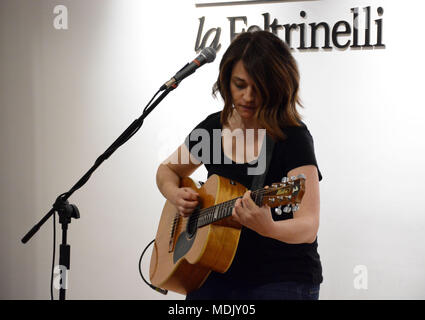 Naples, Italie. Apr 19, 2018. Carmen Consoli, chanteur italien présente son album 'Eco di cugnana' à la Feltrinelli à Naples et il se produit dans un mini-set acoustique. Credit : Mariano Montella/Alamy Live News Banque D'Images