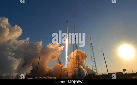 Cap Canaveral, USA. 18 avr, 2018. Une fusée SpaceX Falcon 9 DE LA NASA transport transitant par satellite Sondage exoplanète (TESS) lance à partir de l'espace complexe de lancement 40 à Cap Canaveral Air Force Station en Floride le 18 avril 2018. L'engin spatial TESS effectuera une recherche de deux ans pour les planètes en dehors de notre système solaire. (Paul Hennessy/Alamy) Crédit : Paul Hennessy/Alamy Live News Banque D'Images