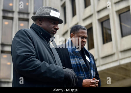 Philadelphie, USA. Apr 19, 2018. Rév. Mark Tyler et Rev. Greg Holston, Directeur exécutif de Philadelphiens organisé pour témoin, l'autonomisation et de reconstruire (puissance), têtes bow dans la prière à une responsabilisation de la police rally hébergé par pouvoir en dehors de police siège dans le centre-ville de Philadelphie, PA, le 19 avril, 2018. Credit : Bastiaan Slabbers/Alamy Live News Banque D'Images