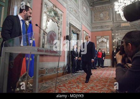 Rome, Italie. Apr 19, 2018. Matteo Salvini, chef du parti eurosceptiques, la Ligue prend la parole lors d'une conférence de presse conjointe avec Giorgia Meloni, chef de l'extrême-droite de l'Italie, frères et Silvio Berlusconi, chef du parti Forza Italia, non représenté, à la suite d'une réunion avec le président du Sénat italien Elisabetta Casellati, non représenté, à l'Giustiniani palace Crédit : Sara De Marco/Alamy Live News Banque D'Images