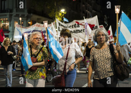 Ville de Buenos Aires, Ville de Buenos Aires, Argentine. Apr 19, 2018. INT. Le 19 avril 2018. Ville de Buenos Aires, Argentine.- Des centaines de personnes manifestate avec des bougies du Congrès National de l'Obélisque, ville de Buenos Aires, Argentine, contre l'augmentation des tarifs et factures de l'électricité, du gaz et de l'eau : et contre l'augmentation de l'inflation. Credit : Julieta Ferrario/ZUMA/Alamy Fil Live News Banque D'Images