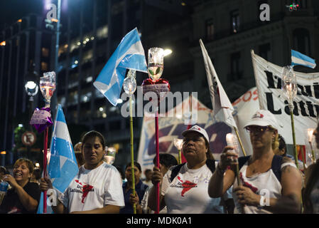 Ville de Buenos Aires, Ville de Buenos Aires, Argentine. Apr 19, 2018. INT. Le 19 avril 2018. Ville de Buenos Aires, Argentine.- Des centaines de personnes manifestate avec des bougies du Congrès National de l'Obélisque, ville de Buenos Aires, Argentine, contre l'augmentation des tarifs et factures de l'électricité, du gaz et de l'eau : et contre l'augmentation de l'inflation. Credit : Julieta Ferrario/ZUMA/Alamy Fil Live News Banque D'Images