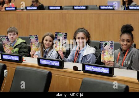 Organisation des Nations Unies, New York, USA, 19 avril 2018 - Les étudiants au cours de l'événement intitulé "Alimentation des jeunes la planète : un ODD Activer Conférence pour célébrer le Jour de la Terre" à l'occasion de la Journée internationale de la Terre nourricière (22 avril) aujourd'hui au siège des Nations Unies à New York. Photo : Luiz Rampelotto/EuropaNewswire dans le monde d'utilisation | Banque D'Images