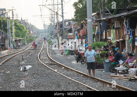 (180420) -- JAKARTA, 20 avril 2018 (Xinhua) -- une femme se trouve à côté du chemin de fer de banlieue dans un quartier situé près de la gare Palmerah au sud de Jakarta, Indonésie ville, 13 avril, 2018. (Xinhua/Du Yu) (djj) Banque D'Images