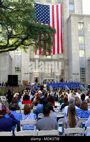 Houston, USA. 18 avr, 2018. La population locale à Houston se rassemblent à l'hôtel de ville pour se souvenir de l'ancienne Première Dame Barbara Bush qui est décédé mardi, à Houston, aux États-Unis, le 18 avril 2018. Crédit : Steven Song/Xinhua/Alamy Live News Banque D'Images