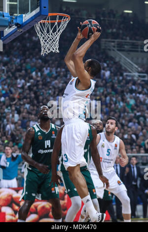 (180420) -- Athènes, 20 avril 2018 (Xinhua) -- Anthony Randolph (Haut) du Real Madrid dunks pendant le match entre le Real Madrid et Panathinaikos Euroligue de basket-ball au théâtre à Athènes, Grèce, le 19 avril 2018. (Xinhua/Partsalis Lefteris) Banque D'Images