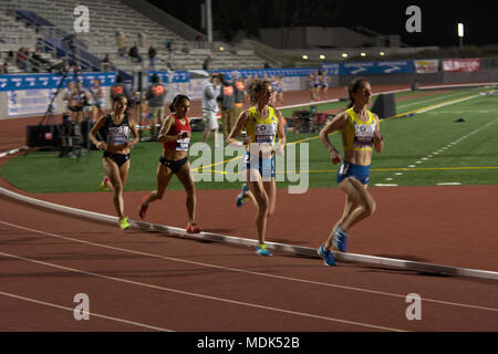 Walnut, Californie, USA. Apr 19, 2018. (De droite à gauche) Sarah Pagano (marqueur), Elaina Tabb, Gladys Tejada, Pucuhuaran et Angelica Espinoza distincte de la matière au cours de la première des deux sections sur invitation de la Women's 10k, à la 2018 Mt. SAC Relais. Pucuhuaran et Tabb allait terminer deuxième et troisième, derrière le coureur finlandais Camilla Richardsson. Credit : Omari Stephens/Alamy Live News Banque D'Images