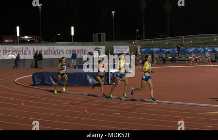 Walnut, Californie, USA. Apr 19, 2018. (De droite à gauche) Sarah Pagano (marqueur), Elaina Tabb, Gladys Tejada, Pucuhuaran et Angelica Espinoza laisse le champ au cours de la première des deux sections sur invitation de la Women's 10k, à la 2018 Mt. SAC Relais. Pucuhuaran et Tabb allait terminer deuxième et troisième, derrière le coureur finlandais Camilla Richardsson, qui peut être vu dans l'arrière-plan. Credit : Omari Stephens/Alamy Live News Banque D'Images