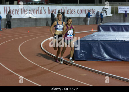 Walnut, Californie, USA. Apr 19, 2018. Camilla Richardsson s'exécute sur l'épaule de Vianey de la Rosa Rojas comme ils donner la chasse au cours de la première ot deux sections sur invitation de la Women's 10k, à la 2018 Mt. SAC Relais. La capture serait Richardsson groupe de tête et se détacher d'eux, au premier rang. de la Rosa Rojas aurait terminer quatrième. Credit : Omari Stephens/Alamy Live News Banque D'Images