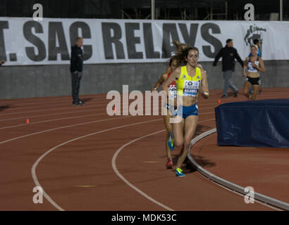 Walnut, Californie, USA. Apr 19, 2018. Champion Camilla Richardsson éventuelle (à droite, en arrière-plan) se ferme sur la paire de plomb Elaina Tabb (Balouris avant), et Gladys Tejeda, Pucuhuaran lorsqu'ils passent une autre coureuse au cours de la première des deux sections sur invitation de la women's 10k, au 2018 Mt. SAC Relais. Credit : Omari Stephens/Alamy Live News Banque D'Images