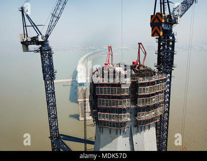 Beijing, Beijing, Chine. Apr 19, 2018. Nantong, Chine du 19e Avril 2018 : le Hutong (Shanghai-Nantong) Pont de la rivière Yangtze est en construction à Nantong, Province du Jiangsu en Chine de l'Est. Crédit : SIPA Asie/ZUMA/Alamy Fil Live News Banque D'Images