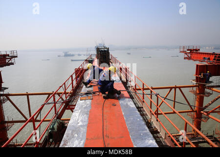 Beijing, Beijing, Chine. Apr 19, 2018. Nantong, Chine du 19e Avril 2018 : le Hutong (Shanghai-Nantong) Pont de la rivière Yangtze est en construction à Nantong, Province du Jiangsu en Chine de l'Est. Crédit : SIPA Asie/ZUMA/Alamy Fil Live News Banque D'Images