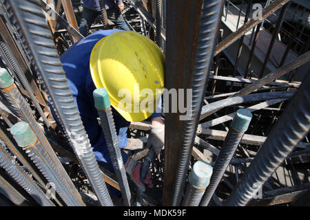 Beijing, Beijing, Chine. Apr 19, 2018. Nantong, Chine du 19e Avril 2018 : le Hutong (Shanghai-Nantong) Pont de la rivière Yangtze est en construction à Nantong, Province du Jiangsu en Chine de l'Est. Crédit : SIPA Asie/ZUMA/Alamy Fil Live News Banque D'Images