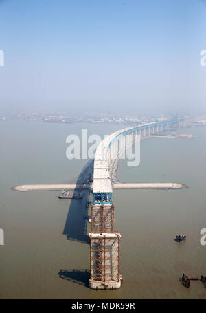 Beijing, Beijing, Chine. Apr 19, 2018. Nantong, Chine du 19e Avril 2018 : le Hutong (Shanghai-Nantong) Pont de la rivière Yangtze est en construction à Nantong, Province du Jiangsu en Chine de l'Est. Crédit : SIPA Asie/ZUMA/Alamy Fil Live News Banque D'Images