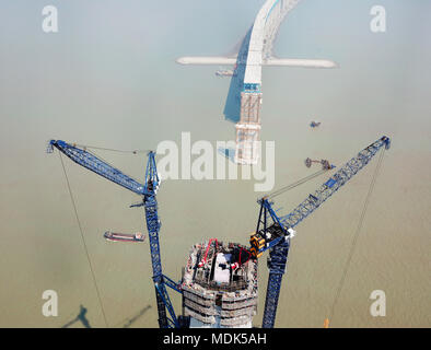 Beijing, Beijing, Chine. Apr 19, 2018. Nantong, Chine du 19e Avril 2018 : le Hutong (Shanghai-Nantong) Pont de la rivière Yangtze est en construction à Nantong, Province du Jiangsu en Chine de l'Est. Crédit : SIPA Asie/ZUMA/Alamy Fil Live News Banque D'Images