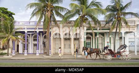 Cienfuegos, Cuba. 24 Nov, 2017. Calèche durs au-delà d'un arrêt de bus en face d'une maison rénovée à Cienfuegos. (24 novembre 2017) | dans le monde entier : dpa Crédit/Alamy Live News Banque D'Images