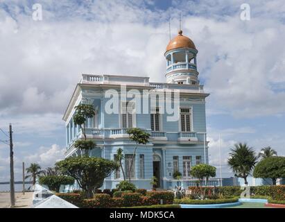 Cienfuegos, Cuba. 24 Nov, 2017. Le Palais Palacio Azul (bleu) l'extérieur du centre-ville de Cienfuegos est maintenant utilisé comme un hôtel chic. (24 novembre 2017) | dans le monde entier : dpa Crédit/Alamy Live News Banque D'Images