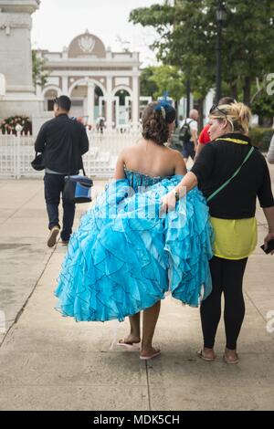 Cienfuegos, Cuba. 24 Nov, 2017. Un modèle est dirigé par le centre-ville de Cienfuegos pour des séances photo. (24 novembre 2017) | dans le monde entier : dpa Crédit/Alamy Live News Banque D'Images