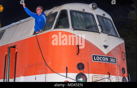 19 avril 2018, l'Allemagne, deux grues : Gadebusch soulever une tonne 78 locomotives au diesel du modèle V-180 dans le musée ferroviaire à l'extérieur de la gare locale. La soi-disant 'cigare' locomotive a été construit en 1967. Photo : Jens Büttner/dpa-Zentralbild/dpa Banque D'Images