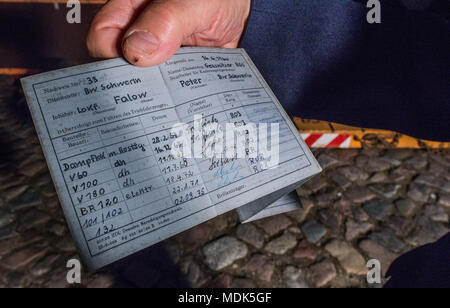 19 avril 2018, l'Allemagne, Peter conducteur de locomotive : Gadebusch Falow montre son permis de conduire une locomotive diesel de 78 tonne le modèle V-180. La "locomotive" de cigare a été construit en 1967 et est maintenant transférée en un petit musée ferroviaire à l'extérieur de la gare locale. Photo : Jens Büttner/dpa-Zentralbild/dpa Banque D'Images