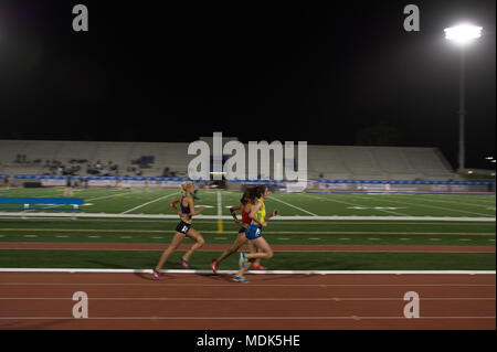 Walnut, Californie, USA. Apr 19, 2018. Camilla Richardsson (gauche) court derrière Elaina Tabb (1e place) et Gladys Tejeda Pucuhuaran (2e place), avant de les transmettre pour gagner le premier de deux articles sur invitation de la women's 10k, au cours de la 2018 Mt. SAC Relais. Credit : Omari Stephens/Alamy Live News Banque D'Images