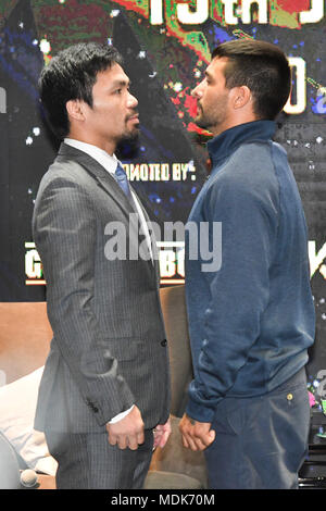 (180420) -- PARIS, le 20 avril 2018 (Xinhua) -- Manny Pacquiao (L) des Philippines et Lucas Matthysse argentine de participer à une conférence de presse à Kuala Lumpur, Malaisie, le 20 avril 2018, l'avenir de leur monde de boxe super-légers bout en juillet. (Xinhua/Chong Voon Chung) Banque D'Images