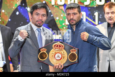 (180420) -- PARIS, le 20 avril 2018 (Xinhua) -- Manny Pacquiao (L) des Philippines et Lucas Matthysse argentine de participer à une conférence de presse à Kuala Lumpur, Malaisie, le 20 avril 2018, l'avenir de leur monde de boxe super-légers bout en juillet. (Xinhua/Chong Voon Chung) Banque D'Images