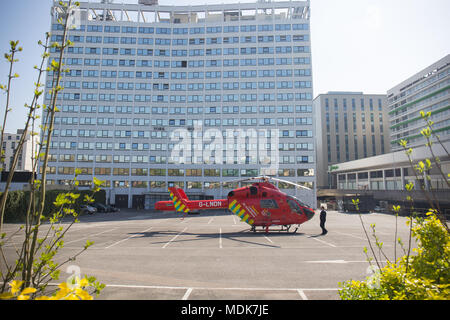 Wembley , Royaume-Uni. 20 avril 2018. Air Ambulance Terres dans York chambre Parking à assister et accident à Wembley High Road Crédit : Paul/Licorish Alamy Live News Banque D'Images