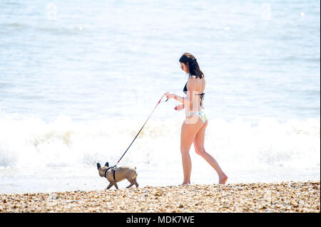 Bournemouth, Royaume-Uni, 20 avril 2018 Agnieszka en visite de Rugby profiter de la chaleur météo à la plage de Bournemouth aujourd'hui. John Beasley Crédit/Alamy Live News Banque D'Images