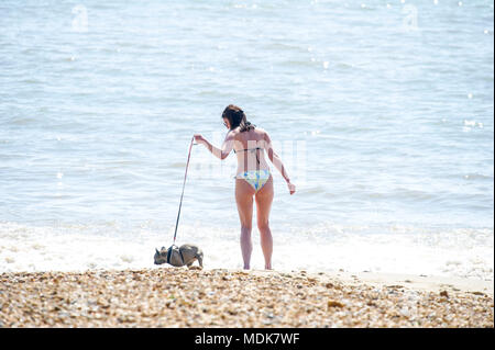 Bournemouth, Royaume-Uni, 20 avril 2018 Agnieszka en visite de Rugby profiter de la chaleur météo à la plage de Bournemouth aujourd'hui. John Beasley Crédit/Alamy Live News Banque D'Images