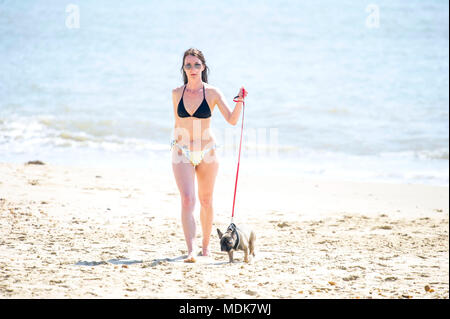 Bournemouth, Royaume-Uni, 20 avril 2018 Agnieszka en visite de Rugby profiter de la chaleur météo à la plage de Bournemouth aujourd'hui. John Beasley Crédit/Alamy Live News Banque D'Images