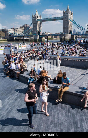 Londres, Royaume-Uni, le 29 avril 2018. Bien des travailleurs eux-mêmes par le Tower Bridge pendant leurs pauses de midi sur un autre sizzler dans la capitale. (C) Paul Swinney/Alamy Live News Banque D'Images