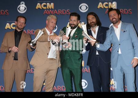 Les vendeurs de Pentecôte, Trevor Rosen, Matthew Ramsey, Geoff cintrées, Brad Tursi, Old Dominion dans la salle de presse pour 53e Academy of Country Music (ACM) Awards - Salle de presse, MGM Grand Garden Arena, Las Vegas, NV le 15 avril 2018. Photo par : Priscilla Grant/Everett Collection Banque D'Images