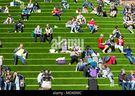 Liverpool, Royaume-Uni. 20 avril 2018. Météo britannique. Les personnes bénéficiant de l'ensoleillement de l'après-midi sur les marches de Chavasse Park dans le centre-ville de Liverpool. Credit : Ken biggs/Alamy Live News Banque D'Images