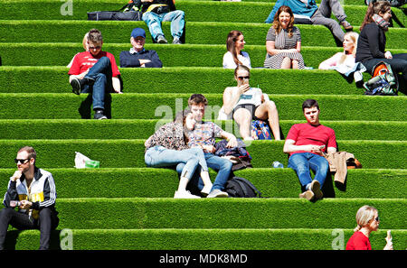 Liverpool, Royaume-Uni. 20 avril 2018. Météo britannique. Les personnes bénéficiant de l'ensoleillement de l'après-midi sur les marches de Chavasse Park dans le centre-ville de Liverpool. Credit : Ken biggs/Alamy Live News Banque D'Images