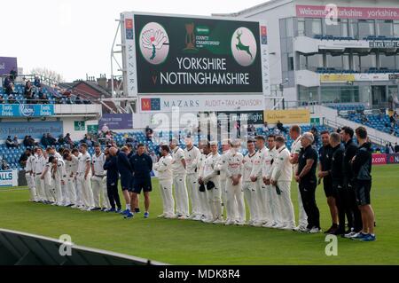 Leeds, Angleterre, 20 avril 2018. Les joueurs de Yorkshire et Nottingham alignés avec les responsables du club avant de jouer pour une période d'applaudissements à la mémoire de Dave Callaghan, commentateur Radio Leeds décédé le 12 mars 2018. Crédit : Colin Edwards/Alamy Live News. Banque D'Images